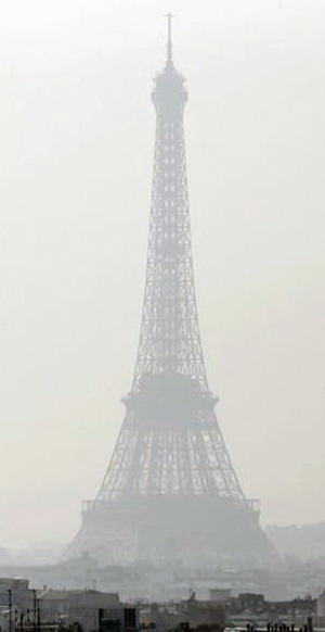 زوج و فرد پاریس با بحران آلودگی
