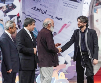 ماهنامه داستان همشهری با سه برنده
