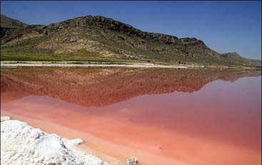 دریاچه مهارلوی شیراز قرمز شد 