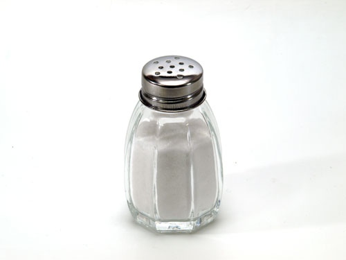پاشیدن نمک بر روی غذا تبدیل به عادت شده است 