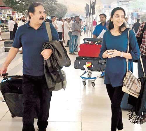 تهیه کننده باغ‌های معلق پاییز گذشته در فرودگاه بمبئی به استقبال مجیدی آمد.