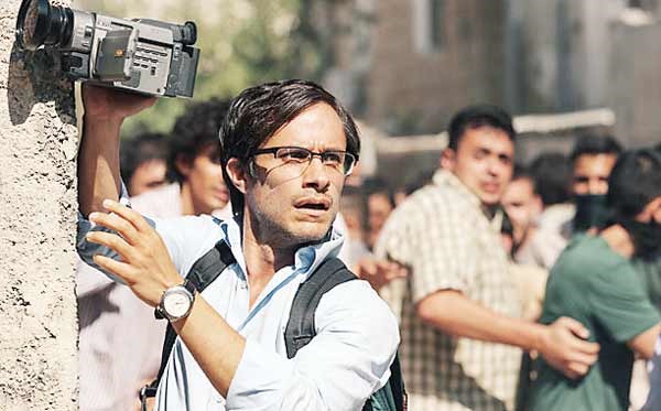  گائل گارسیا برنال بازیگر سرشناس مکزیکی نقش روزنامه‌نگار متهم به جاسوسی را بازی می‌کند.