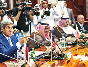 وزیر امور خارجه آمریکا در نشست ۱۰ کشور عربی و ترکیه  برای تشکیل ائتلافی علیه داعش شرکت کرد.