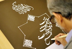 هنرمند خوشنویس قزوینی تابلویی به شکرانه سلامتی رهبر انقلاب خلق کرد.
