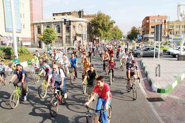 دوچرخه‌سواری ۱۵۰۰شهروند در خیابان‌های طهران قدیم