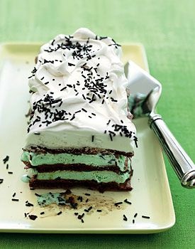 آشنایی با روش تهیه کیک بستنی شکلاتی با بستنی نعنایی