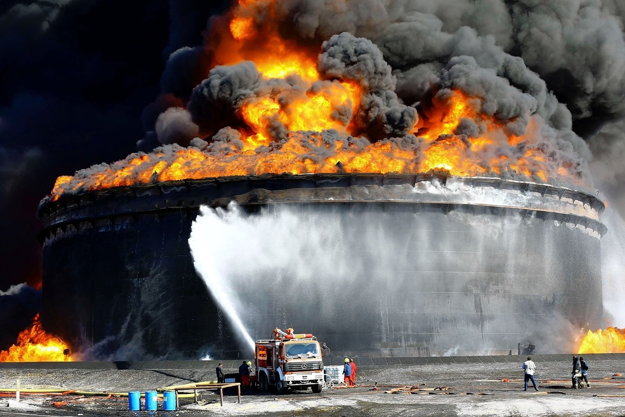  یک نفتکش یونانی در بندر لیبی هدف قرار گرفت