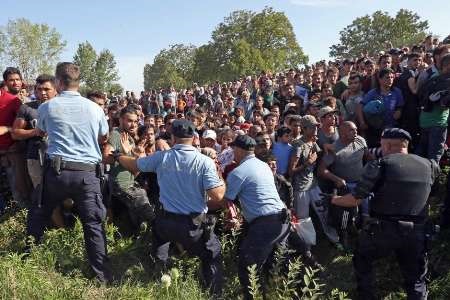  سازمان ملل: ۱۰ هزار آواره در صربستان گرفتار شده اند