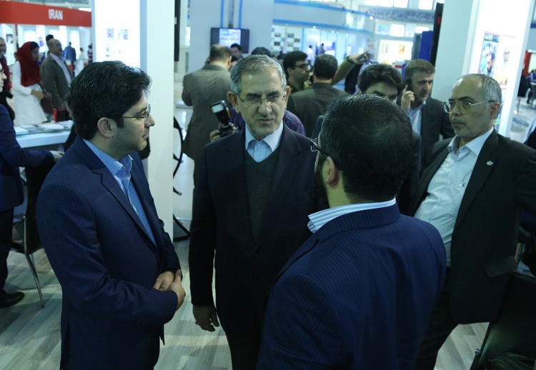 بازدید معاون وزیر و رئیس سازمان فناوری اطلاعات ایران از غرفه همشهری