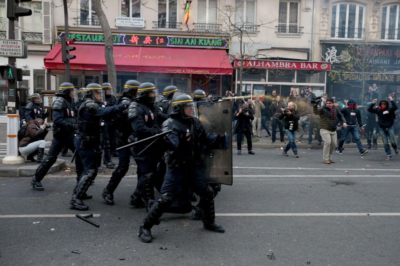 جدال با پلیس در خیابان‌های پاریس | ۸ تصویر از معترضان به اجلاس کاپ ۲۱