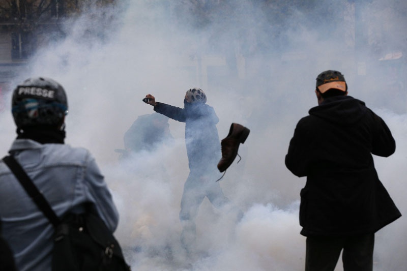 جدال با پلیس در خیابان‌های پاریس | ۸ تصویر از معترضان به اجلاس کاپ ۲۱