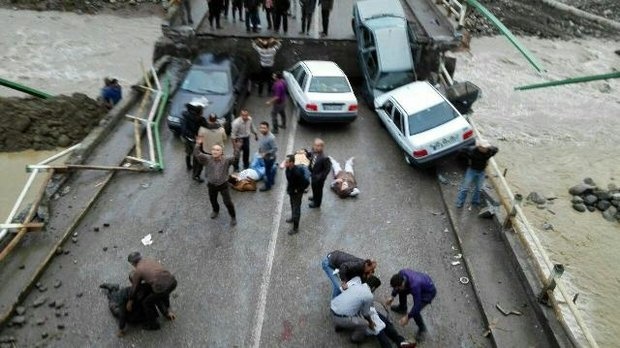 نشست پل معلم کوه موجب سقوط پنج خودرو و مصدومیت ۱۶ نفر شد