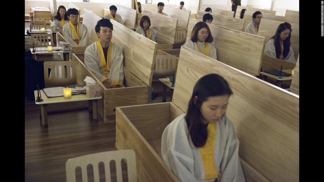 درمان عجیب افسردگی در کره‌جنوبی؛ خودت را دفن کن
