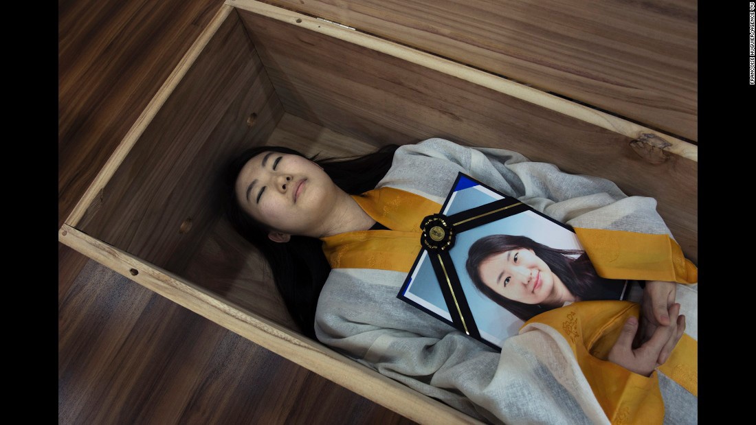 درمان عجیب افسردگی در کره‌جنوبی؛ خودت را دفن کن