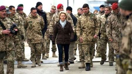  وزیر دفاع آلمان: در افغانستان می مانیم