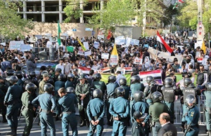 با وجود اعلام خبر تعلیق عمره، روز گذشته دانشجویان و مردم معترض مقابل سفارت عربستان تجمع کردن