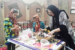 بانوی فرانسوی کودکان ایرانی را با فرهنگ باستانی ایران آشنا می‌کند 