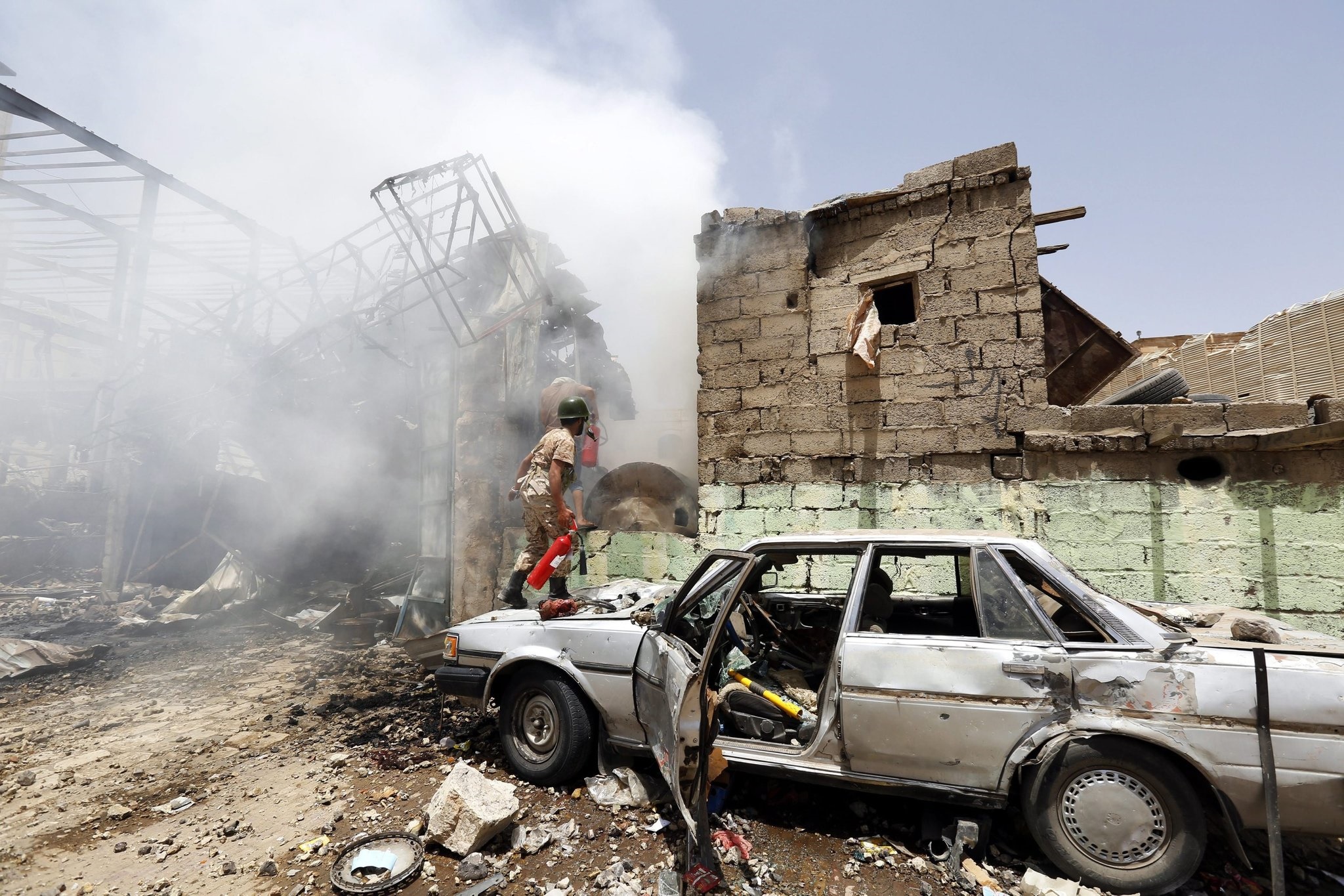 ادامه حملات هوایی، دریایی و توپخانه‌ای عربستان به یمن
