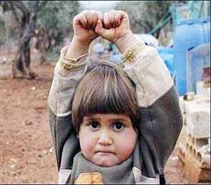 عکس جنجالی از تسلیم شدن دختر بچه سوری 