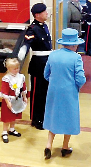 دختربچه‌ای که قصــــد داشت دسته‌گلی را به ملکه الیزابت دوم تقدیم کند