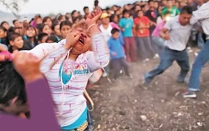 زنان روستایی در مکزیک برای باریدن باران وارد زمین مبارزه شدند