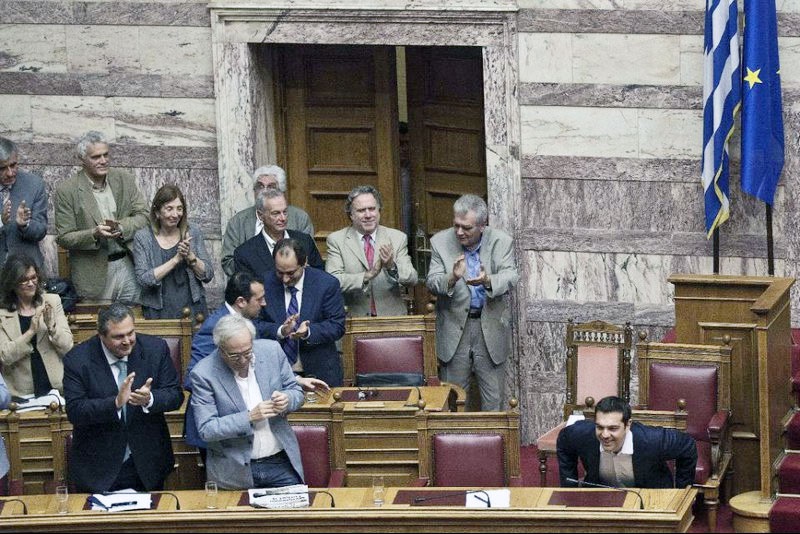 موافقت پارلمان یونان با برگزاری رفراندوم در باره دریافت کمک از اتحادیه اروپا