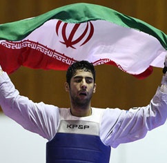 مدال طلای تکواندو بر گردن احمد خسروفر