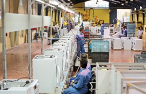 تصویر بالا یکی از کارخانه‌های تولید لوازم خانگی را نشان می‌دهد.