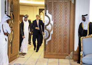 کری   پس از دیدار با وزرای شورای همکاری خلیج فارس نشستی سه‌جانبه با وزرای خارجه روسیه و عربستان داشت