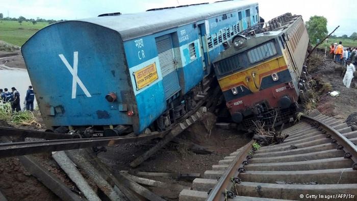 خارج شدن دو قطار از ریل در هند دستکم ۲۴ کشته برجا گذاشت