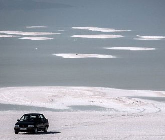 تردد خودرو و موتورسیکلت در بستر دریاچه ارومیه غیرقانونی است 