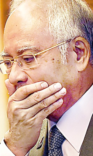 گفته می‌شود از حساب یک شرکت دولتی مالزی، ۷۰۰میلیون دلار به حساب نخست‌وزیر واریز شده است.