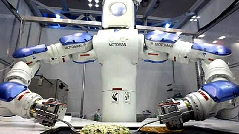 اداره آشپرخانه دانشگاه چینی با دو روبات‌ سرآشپز 