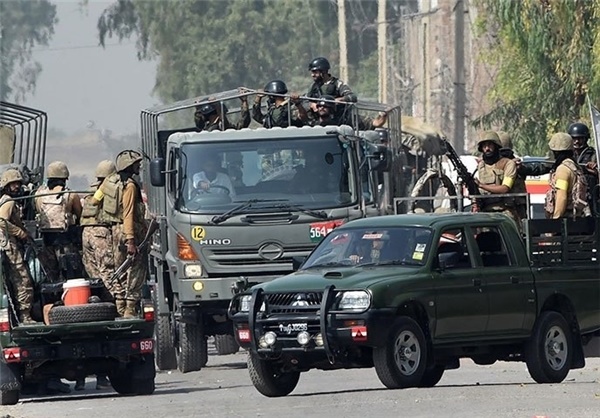 شمار کشته شدگان حمله به پایگاه نظامی پیشاور به ۲۹ کشته رسید