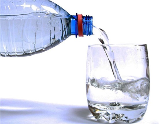 مصرف بیش از حد آب باعث بروز بیماری می‌شود.