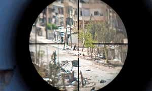 تروریست‌های مستقر در شرق حلب، با استفاده از تک‌تیراندازها مانع عبور مردم از گذرگاه‌های امن شده‌اند.
