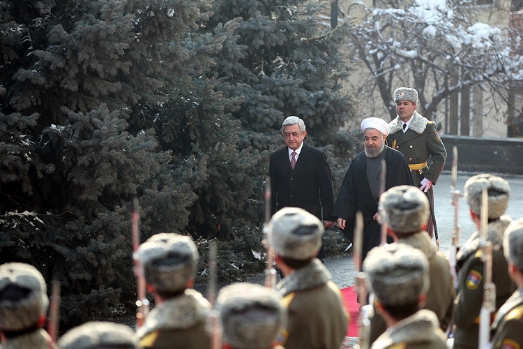 عکس | رژه گارد تشریفات ارمنستان مقابل روحانی