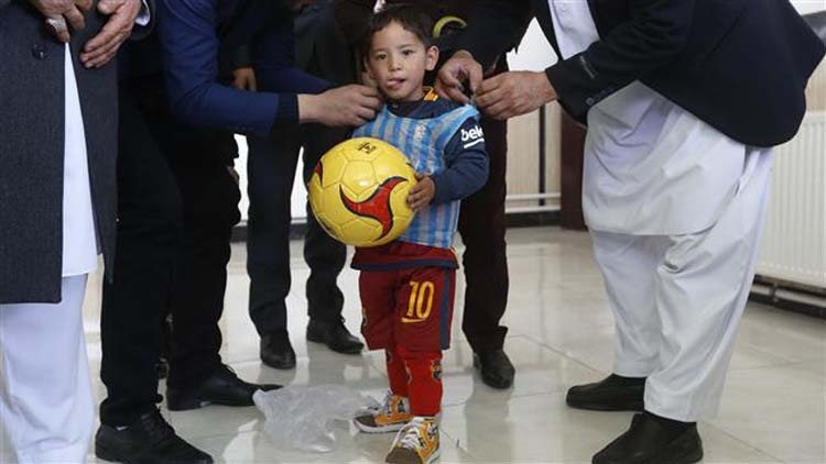 اهدا پیراهن مسی به کودک ۵ ساله افغان