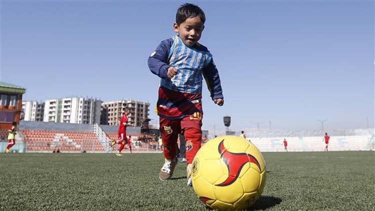 اهدا پیراهن مسی به کودک ۵ ساله افغان