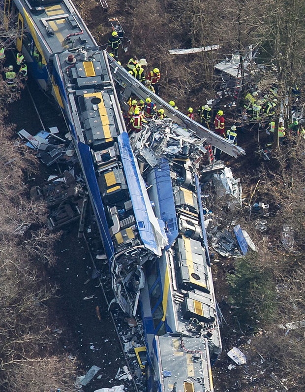 برخورد دو قطار در آلمان ۹ کشته و ۱۰۰ زخمی بر جای گذاشت