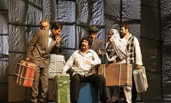 «چمدان» پرفروش‌ترین تئاتر روی صحنه در تهران است.