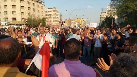 تظاهرات عراقی ها در مرکز بغداد همزمان با رایزنی های سیاسی گروه های مختلف