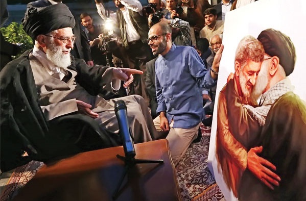 دانیال فرخ، هنرمند جوان تابلوی نقاشی حاج احمد متوسلیان را  به رهبر انقلاب تقدیم کرد.