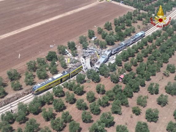 تصادف مرگبار قطار در ایتالیا | ۲۰ کشته و ده ها زخمی