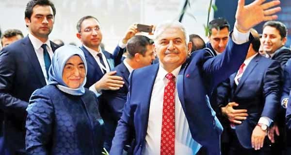 بن‌علی ییلدریم،‌نخست‌وزیر ترکیه در کنار همسرش.