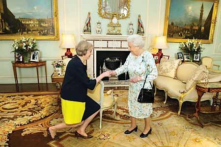 ملکه انگلیس  ترزا می را مامور تشکیل کابینه کرد