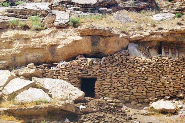 غار تاریخی خلوشت به محل نگهداری دام تبدیل شد