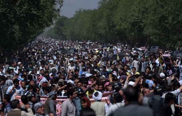 انفجار انتحاری در راهپیمایی هزاره‌ها در کابل با ده‌ها کشته و زخمی