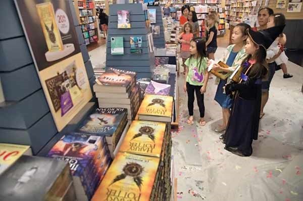کودکان سنگاپوری روز گذشته موفق به خریدن کتاب هری‌پاتر شدند.