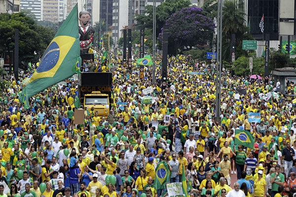تظاهرات همزمان موافقان و مخالفان روسف در برزیل در آستانه المپیک ریو
